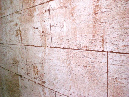 travertino con disegno a piastrella